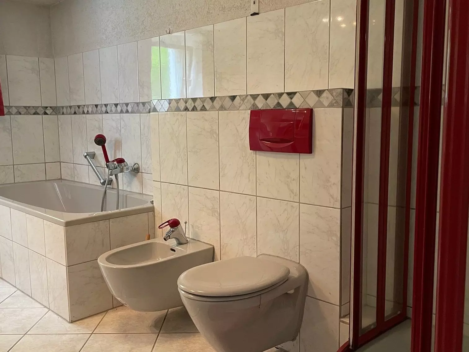 Bad mit Badewanne und Dusche