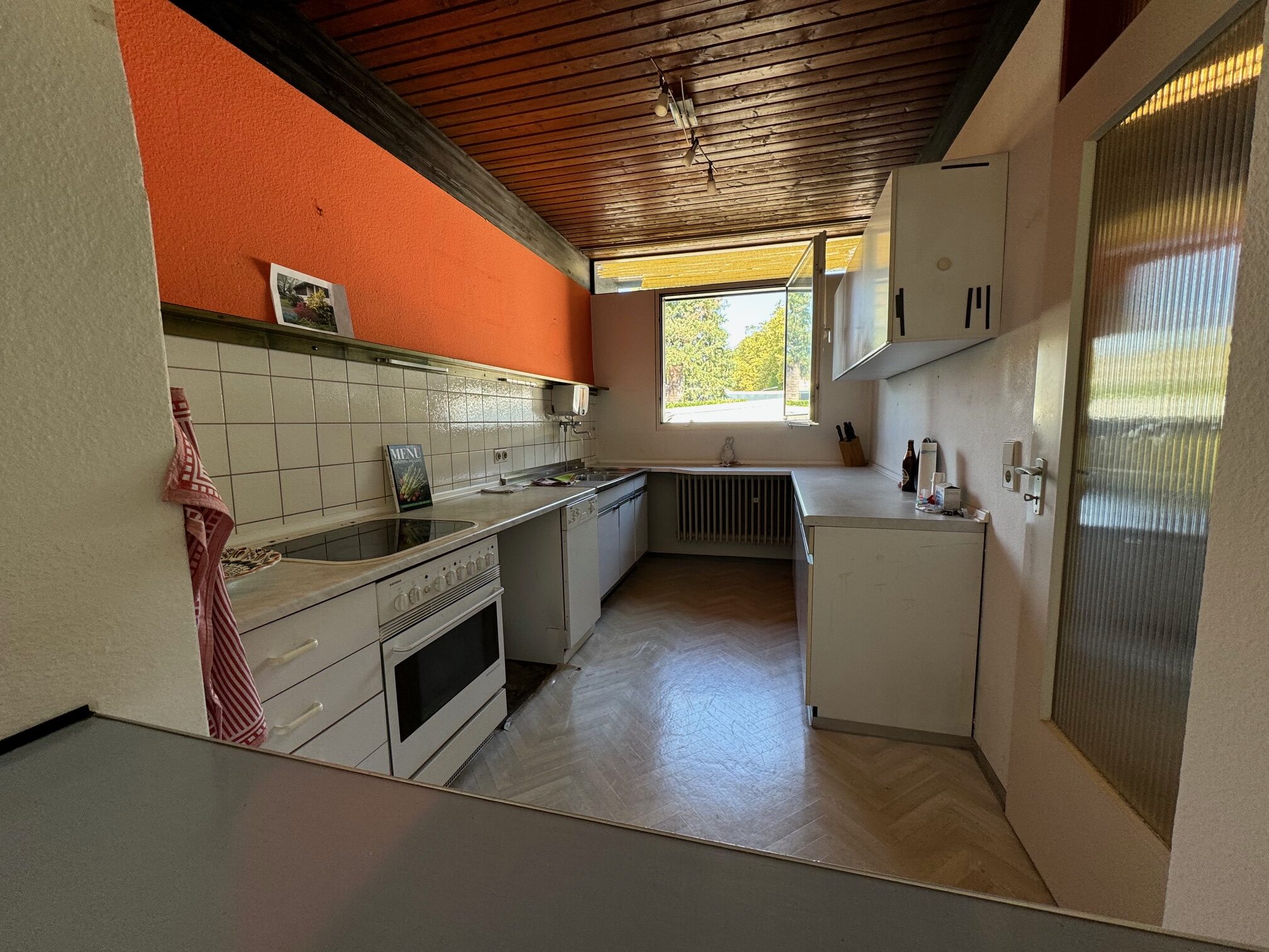 Küche mit Durchreiche